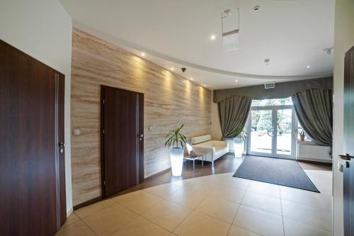 Előcsarnok, Pelikan in Aleksandrow Lodzki Előcsarnok, Pelikan in Aleksandrow Lodzki