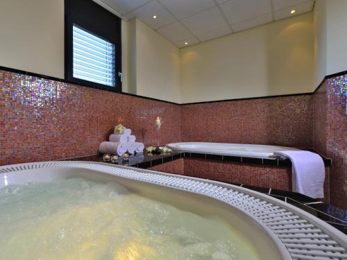 Pezsgőfürdő, Best Western Plus Konrad Zuse Hotel in Hunfeld Pezsgőfürdő, Best Western Plus Konrad Zuse Hotel in Hunfeld
