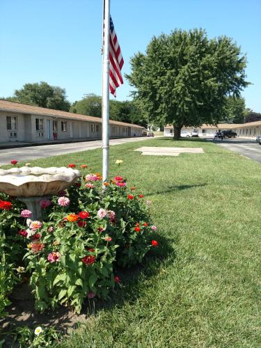 Entrance, All Seasons Motel in Rock Falls (IL) Entrance, All Seasons Motel in Rock Falls (IL)