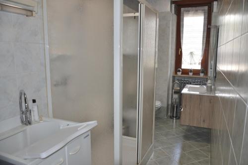 Bathroom, Appartamento Nino in Aosta Bathroom, Appartamento Nino in Aosta