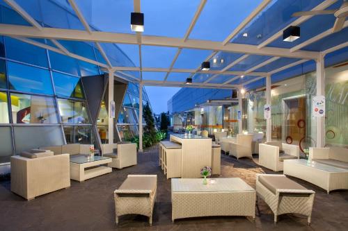 Restaurant, HARRIS Hotel & Conventions Festival CityLink in Bandung Restaurant, HARRIS Hotel & Conventions Festival CityLink in Bandung