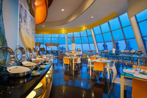 Restaurant, HARRIS Hotel & Conventions Festival CityLink in Bandung Restaurant, HARRIS Hotel & Conventions Festival CityLink in Bandung