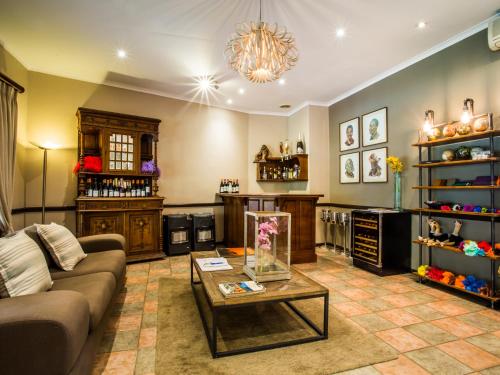 sala de TV, Hlangana Lodge in Oudtshoorn sala de TV, Hlangana Lodge in Oudtshoorn