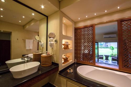 Badkamer, The Royal Senchi Hotel and Resort in Akosombo Badkamer, The Royal Senchi Hotel and Resort in Akosombo