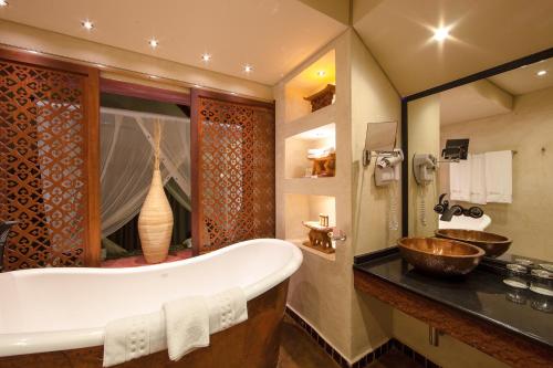 Badkamer, The Royal Senchi Hotel and Resort in Akosombo Badkamer, The Royal Senchi Hotel and Resort in Akosombo