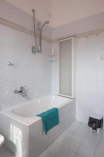 Bathroom, B&B Le Camelie in Cornaredo Bathroom, B&B Le Camelie in Cornaredo