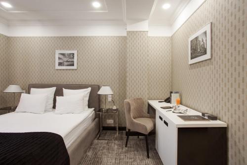 This photo about Wall Street shared on HyHotel.com