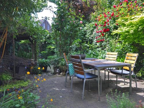 Jardín, Het Blauwe Uur in Nijmegen Suburbs Jardín, Het Blauwe Uur in Nijmegen Suburbs