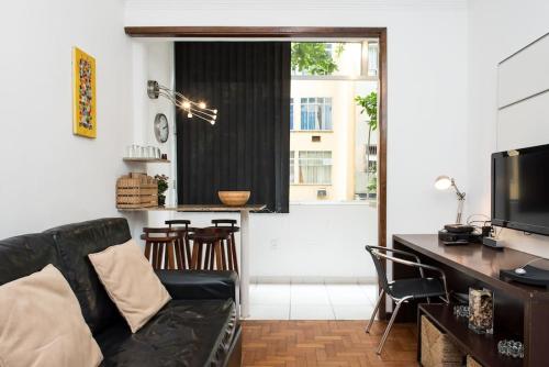 This photo about Lindo apartamento a 50m da praia shared on HyHotel.com