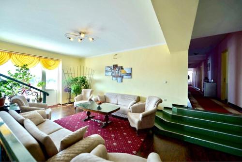 Αίθουσα υποδοχής, Hotel Europa & Casino in Κουταίσι Αίθουσα υποδοχής, Hotel Europa & Casino in Κουταίσι