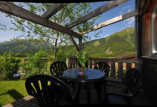 Erkély/terasz, Feriendorf Tauerngast in Hohentauern Erkély/terasz, Feriendorf Tauerngast in Hohentauern