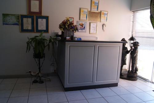 Foyer, Sea Otters Lodge in Clarendon Marine Foyer, Sea Otters Lodge in Clarendon Marine
