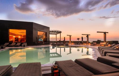 Swimming pool, Royal Hotel in Thessaloniki Swimming pool, Royal Hotel in Thessaloniki