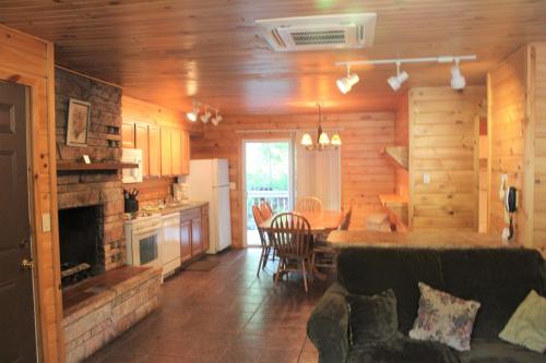 Kitchen, Blue Lagoon Resort in Diamond Point (NY) Kitchen, Blue Lagoon Resort in Diamond Point (NY)