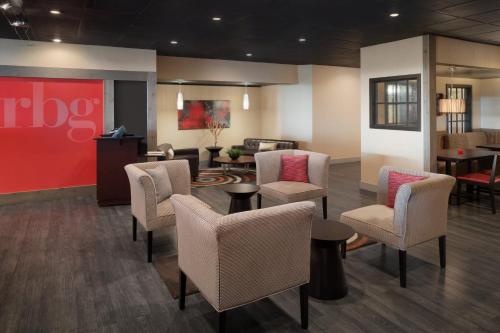 Pub/salon, Ramada by Wyndham Uniontown in Uniontown (PA) Pub/salon, Ramada by Wyndham Uniontown in Uniontown (PA)