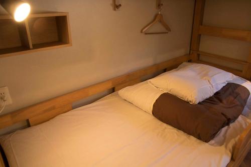 Bed, J-Hoppers Kumano Yunomine Guesthouse in Tanabe Bed, J-Hoppers Kumano Yunomine Guesthouse in Tanabe