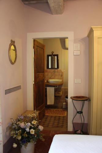 Bathroom, Poggio Dei Prugnoli in Tavoleto Bathroom, Poggio Dei Prugnoli in Tavoleto