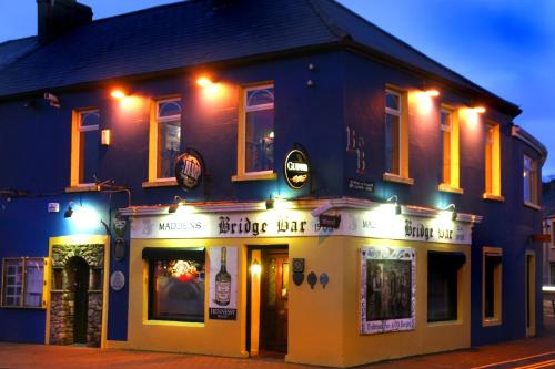 Utvendig, Maddens Bridge Bar & Guesthouse in Bundoran Utvendig, Maddens Bridge Bar & Guesthouse in Bundoran