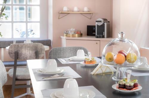 Food and beverages, Hotel Jeanne d'Arc Le Marais near Place des Vosges Food and beverages, Hotel Jeanne d'Arc Le Marais near Place des Vosges
