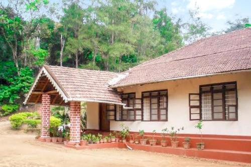 Idyllic stay for friends, 1 km from Madikeri Fort by GuestHouser 
Idyllic stay for friends, 1 km from Madikeri Fort by GuestHouser