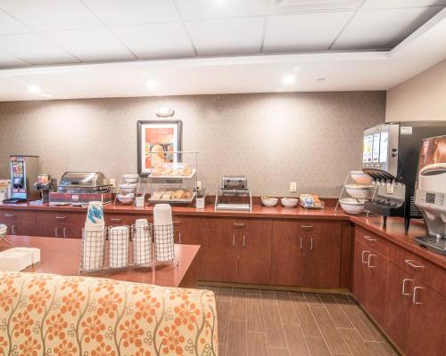 อาหารและเครื่องดื่ม, Comfort Inn & Suites Brattleboro I-91 in แบตเทิลโบโร (VT) อาหารและเครื่องดื่ม, Comfort Inn & Suites Brattleboro I-91 in แบตเทิลโบโร (VT)