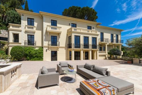 Entrance, Luxurious Villa Overlooking Monaco in Menton Entrance, Luxurious Villa Overlooking Monaco in Menton