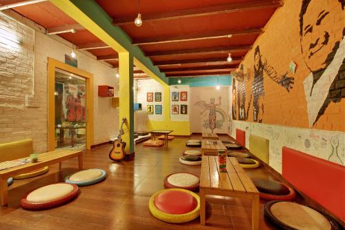 Shared lounge/TV area, Bedweiser Backpackers Hostel in Agra Shared lounge/TV area, Bedweiser Backpackers Hostel in Agra