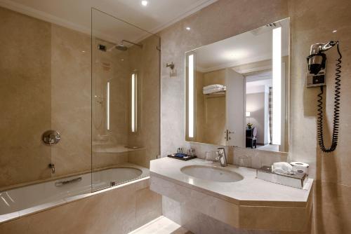 Bathroom, Ergife Palace Hotel in Aurelio and Monteverde Bathroom, Ergife Palace Hotel in Aurelio and Monteverde