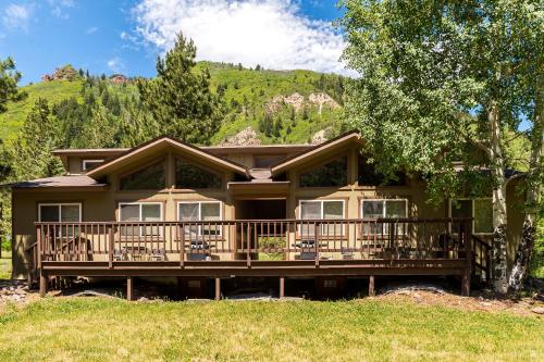 Exterior view, Three Sisters Peak Cabin at Filoha Meadows in Redstone (CO) Exterior view, Three Sisters Peak Cabin at Filoha Meadows in Redstone (CO)