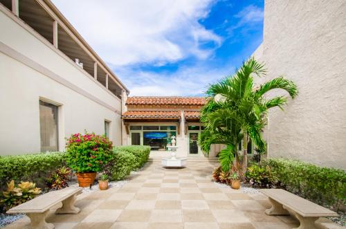 Exterior view, Palm Beach Historic Inn in Palm Beach (FL) Exterior view, Palm Beach Historic Inn in Palm Beach (FL)