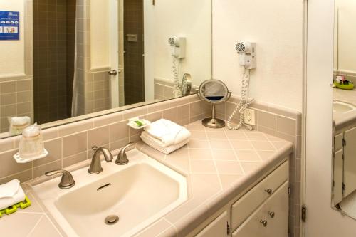 在meiguo.com看到的Desert Riviera Hotel的介绍图片