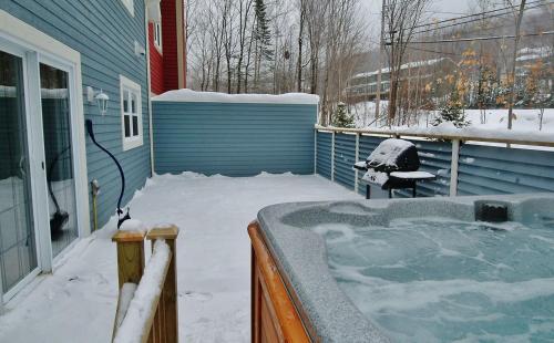 Hot tub, Chalet 9013 Chemin des Alpages by Les Chalets Alpins in Stoneham (QC) Hot tub, Chalet 9013 Chemin des Alpages by Les Chalets Alpins in Stoneham (QC)