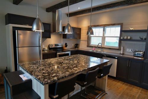 Kitchen, Chalet 9013 Chemin des Alpages by Les Chalets Alpins in Stoneham (QC) Kitchen, Chalet 9013 Chemin des Alpages by Les Chalets Alpins in Stoneham (QC)