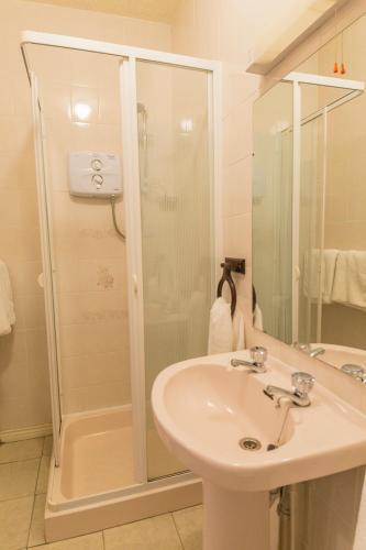 Bathroom, Dorney's B&B in Gorey Bathroom, Dorney's B&B in Gorey