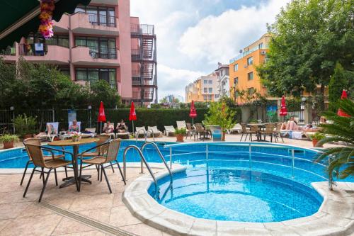 수영장, Hotel L&B- Free parking in 네세바르 수영장, Hotel L&B- Free parking in 네세바르