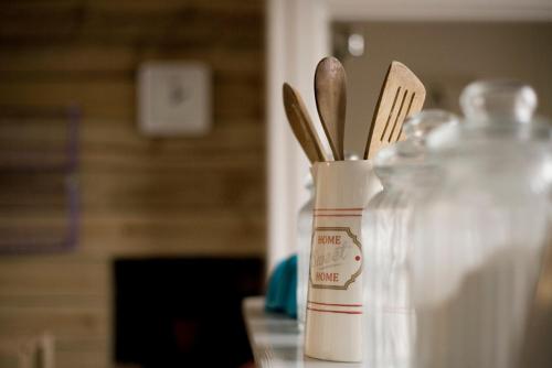 This photo about Pinedale Lodge & Apartment shared on HyHotel.com