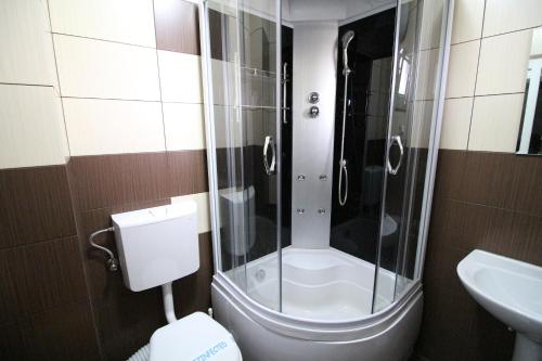 Baie, Motel Aris Meridian in Piatra Neamț Baie, Motel Aris Meridian in Piatra Neamț