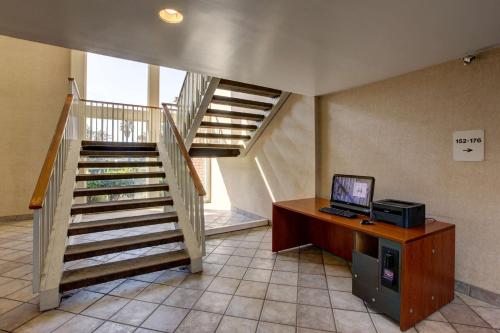Lobi, Motel 6-Santa Ana, CA - Irvine - Orange County Airport in Santa Ana (CA) Lobi, Motel 6-Santa Ana, CA - Irvine - Orange County Airport in Santa Ana (CA)