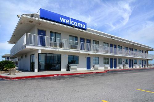 Entrance, Motel 6 Galveston, TX in Galveston (TX) Entrance, Motel 6 Galveston, TX in Galveston (TX)