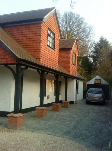 Pohled zvenku, Hurstbourne in Camberley Pohled zvenku, Hurstbourne in Camberley