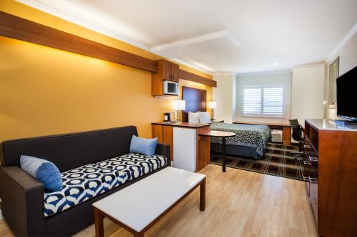 Days Inn & Suites by Wyndham Antioch in Antioch Days Inn & Suites by Wyndham Antioch in Antioch