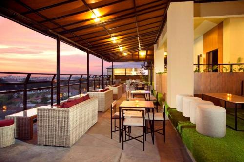 Bar/lounge, Yellow Star Gejayan Hotel in Depok Bar/lounge, Yellow Star Gejayan Hotel in Depok