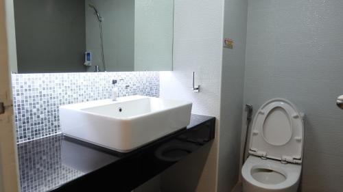 Bathroom, Silom Boutique Hotel Hatyai in Hat Yai Bathroom, Silom Boutique Hotel Hatyai in Hat Yai