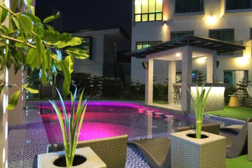 Swimming pool, Eloisa Royal Suites in Cebu Swimming pool, Eloisa Royal Suites in Cebu