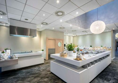 Food and beverages, Novotel Praha Wenceslas Square Hotel near Tančící dům Food and beverages, Novotel Praha Wenceslas Square Hotel near Tančící dům