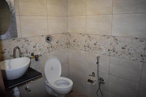 Kylpyhuone, V by Vinnca Hotel & Spa in Bhuj Kylpyhuone, V by Vinnca Hotel & Spa in Bhuj