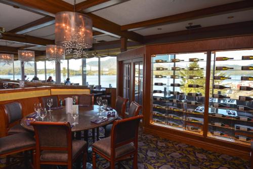 Restaurant, Crest Hotel in Prince Rupert (BC) Restaurant, Crest Hotel in Prince Rupert (BC)