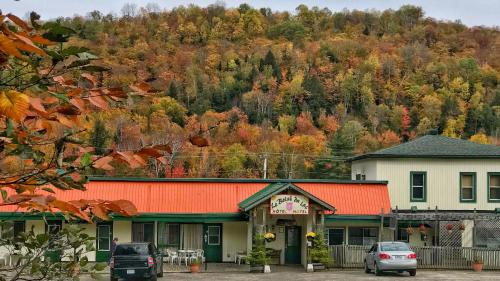 Вхід, Le Boise du Lac in Mont-Tremblant (QC) Вхід, Le Boise du Lac in Mont-Tremblant (QC)