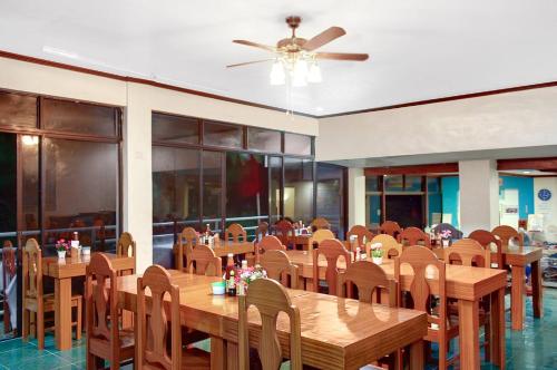 Restaurant, Blue Corals Beach Resort in Malapascua Island Restaurant, Blue Corals Beach Resort in Malapascua Island