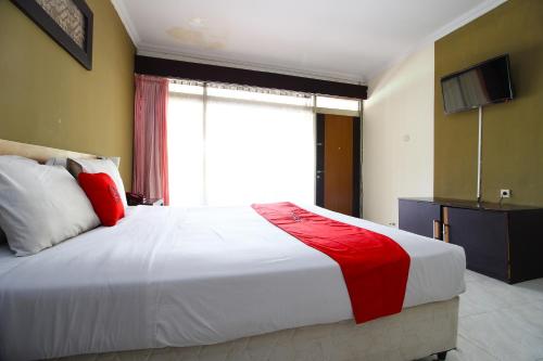 This photo about RedDoorz @ Solo Street shared on HyHotel.com